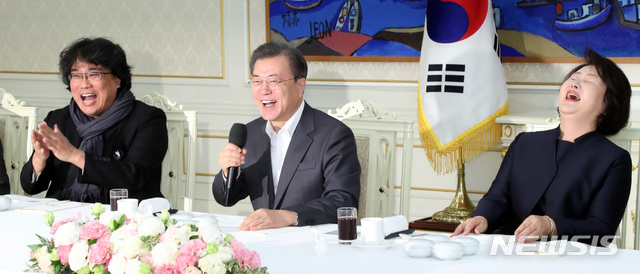 [서울=뉴시스]박영태 기자 = 문재인 대통령이 20일 청와대 본관에서 열린 아카데미 영화상 4관왕에 빛나는 ‘기생충’ 봉준호 감독을 비롯한 제작진 및 출연진 격려 오찬에 참석해 발언하며 웃고 있다. 2020.02.20. since1999@newsis.com