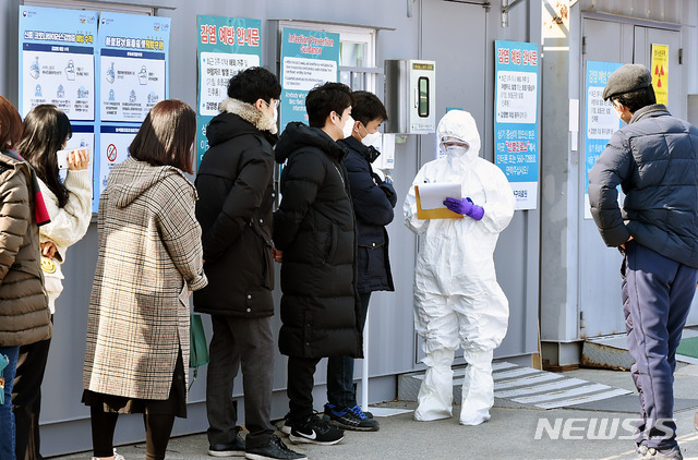 [대구=뉴시스] 이무열 기자 = 신종 코로나바이러스 감염증(코로나19) 확진자가 다수 발생한 20일 오후 대구 서구 중리동 대구의료원 선별진료소에 코로나19 의심 환자가 검사를 받기 위해 줄지어 차례를 기다리고 있다. 2020.02.20. lmy@newsis.com