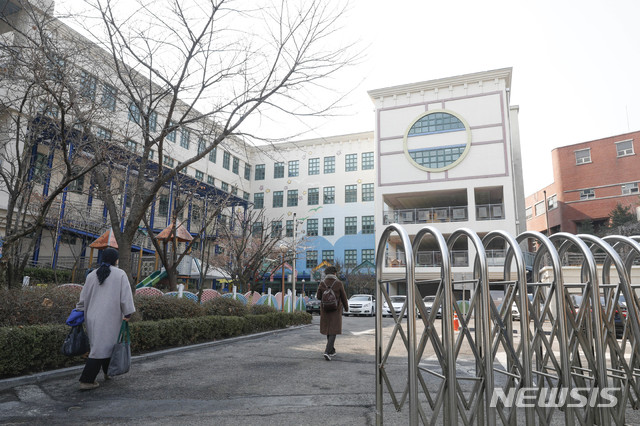 [서울=뉴시스] 박민석 기자 = 종로구에서 신종 코로나바이러스 감염증(코로나19) 확진자가 추가로 확인된 20일 오후 휴원에 들어간 서울 종로구 정부서울청사 창성동별관 한빛어린이집에 관계자들이 들어서고 있다. 해당 환자가 지난 17일 오후 정부서울청사 한빛어린이집 인근 이비인후과에 내원해 진료를 받은 사실이 확인되면서 한빛어린이집은 이날 휴원을 결정했다. 2020.02.20. mspark@newsis.com