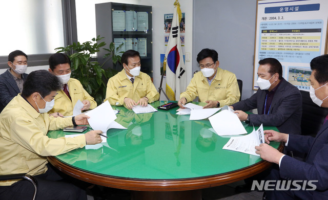 [서울=뉴시스]박성수 송파구청장이 신종 코로나바이러스 감염증(코로나19) 확산 방지 현장점검을 위해 20일 서울 송파체육문화회관를 찾아 관계자로 부터 보고 받고 있다. (사진=송파구 제공) 2020.02.20. photo@newsis.com