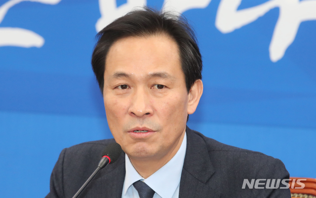 [서울=뉴시스]김명원 기자 = 우상호 더불어민주당 비례공관위원장이 20일 오후 서울 여의도 국회 원내대표실에서 기자간담회를 갖고 비례대표 운영 프로세스(후보 공모 및 심사)와 관련 이야기를 하고 있다. 2020.02.20.&nbsp; kmx1105@newsis.com 