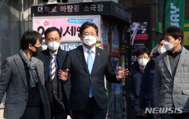 [서울=뉴시스]박양우 문화체육관광부 장관이 20일 서울 종로구 대학로를 방문해 신종 코로나바이러스 감염증(코로나19) 대응 현황을 점검하고 있다. (사진=문화체육관광부 제공) 2020.02.20.  photo@newsis.com 