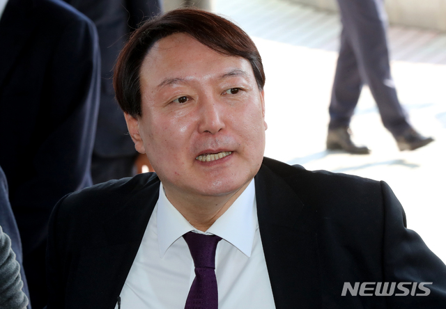 [광주=뉴시스] 신대희 기자 = 윤석열 검찰총장이 20일 오후 광주고검·광주지검 출입문 쪽에서 취재진 질문에 답하고 있다. 윤 총장은 이날 검찰 구성원들의 의견을 듣기 위해 광주를 찾았다. 2020.02.20.&nbsp; sdhdream@newsis.com 