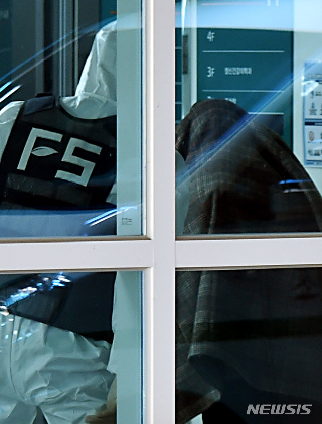 [대구=뉴시스] 이무열 기자 = 신종 코로나바이러스 감염증(코로나19) 확진자가 다수 발생한 20일 오후 대구 서구 중리동 대구의료원에서 의료진들이 추가로 마련한 이동용 음압병실(기압 차이를 이용해 바이러스 유출을 차단하는 병실)로 코로나19 확진자들을 이동 시키고 있다. 28일 질병관리본부에 따르면 국내 음압병상은 총 1077개이며 이 중 민간음압병상은 879개다. 2020.02.20.lmy@newsis.com