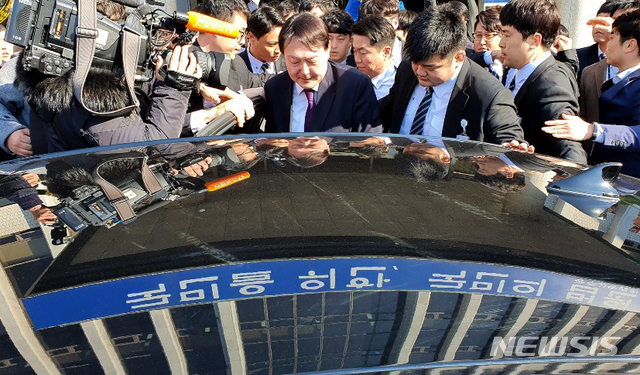 [광주=뉴시스] 신대희 기자 = 20일 윤석열 검찰총장이 광주고등법원에서 황병하 법원장을 만나고 나오면서 '오월 어머니'들과 취재진, 직원들에게 둘러싸여 있다. 2020.02.20 sdhdream@newsis.com