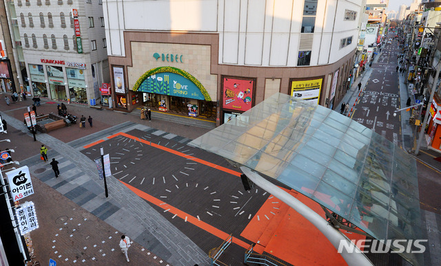 [대구=뉴시스] 이무열 기자 = 대구·경북에서 신종 코로나바이러스 감염증(코로나19) 신규 확진자가 다수 발생한 20일 오후, 평소엔 인파로 가득하던 중구 동성로가 텅 비어 있다. 2020.02.20.lmy@newsis.com
