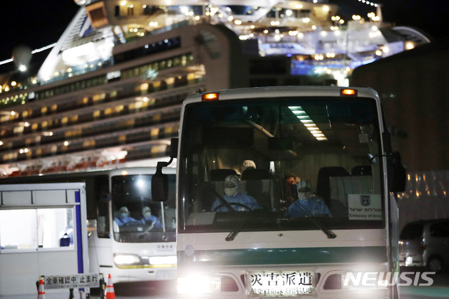 [요코하마=AP/뉴시스] 신종 코로나바이러스 감염증(코로나19)이 집단 발생해 일본 가나가와현 요코하마항에서 정박 중이던 크루즈 유람선 '다이아몬드 프린세스'의 이스라엘 승객을 태운 버스가 20일(현지시간) 항구를 출발하고 있다. 코로나19 음성 판정을 받은 일부 승객은 19일 1차 하선했다. 2020.02.20.