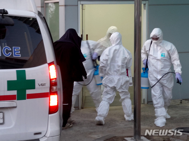 [제주=뉴시스]우장호 기자 = 제주에서 신종 코로나바이러스 감염증(코로나19) 1차 양성 반응을 보인 군인 A(22·대구)씨가 20일 오후 제주대병원으로 이송되고 있다. 2020.02.20.&nbsp; woo1223@newsis.com 