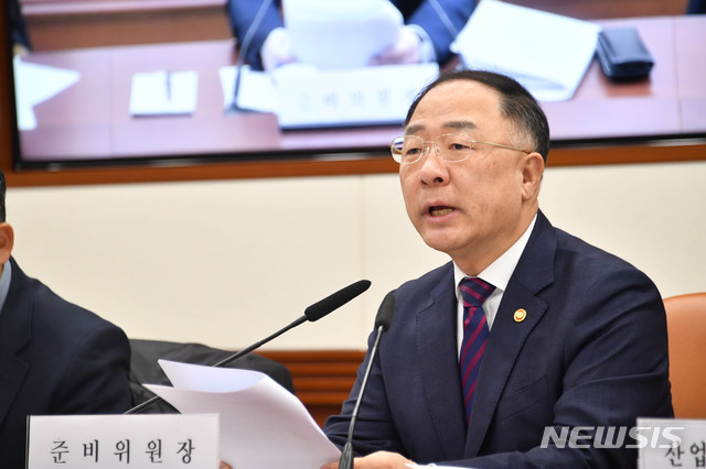 [세종=뉴시스] 홍남기 경제부총리 겸 기획재정부 장관이 21일 서울 광화문 정부서울청사에서 열린 '한-러 수교 30주년 기념사업 제1차 준비위원회'에서 모두발언을 하고 있다. (사진=기재부 제공)