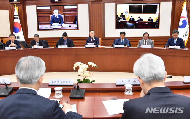 [세종=뉴시스] 홍남기 경제부총리 겸 기획재정부 장관이 21일 서울 광화문 정부서울청사에서 열린 '한-러 수교 30주년 기념사업 제1차 준비위원회'에서 모두발언을 하고 있다. (사진=기재부 제공)