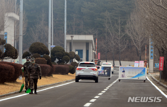 [청주=뉴시스] 인진연 기자 = 충북 청주 공군사관학교 72기 생도 입학식에 참석한 부모 중 1명이 신종 코로나바이러스 감염증(코로나19) 확진자로 알려진 가운데 공군사관학교 입구에서 작업 중인 장병들이 마스크를 착용하고 있다. 2020.02.21 inphoto@newsis.com