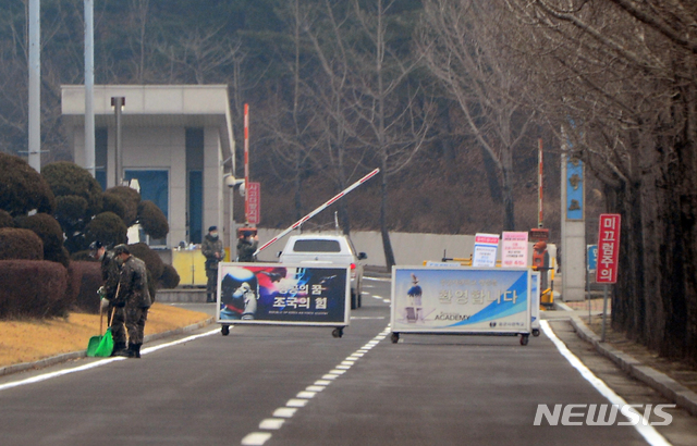 [청주=뉴시스] 인진연 기자 = 충북 청주 공군사관학교 72기 생도 입학식에 참석한 부모 중 1명이 신종 코로나바이러스 감염증(코로나19) 확진자로 알려진 가운데 공군사관학교 입구에서 작업 중인 장병들이 마스크를 착용하고 있다. 2020.02.21inphoto@newsis.com