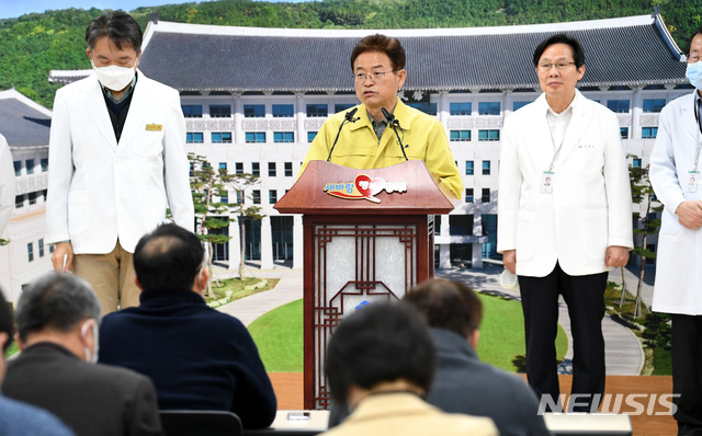 [안동=뉴시스] 이철우 경북도지사가 21일 도청 브리핑룸에서 기자회견을 하고 있다. (사진=경북도 제공) 2020.02.21 