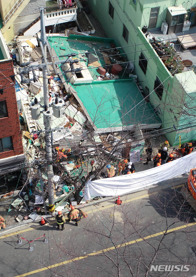 [부산=뉴시스] 21일 오전 11시4분께 부산 연제구의 한 2층짜리 단독주택에서 리모델링 공사작업 중 건물이 붕괴돼 5명으로 추정되는 작업자가 매몰되는 사고가 발생했다. (사진=부산소방재난본부 제공). 2020.02.21.  photo@newsis.com