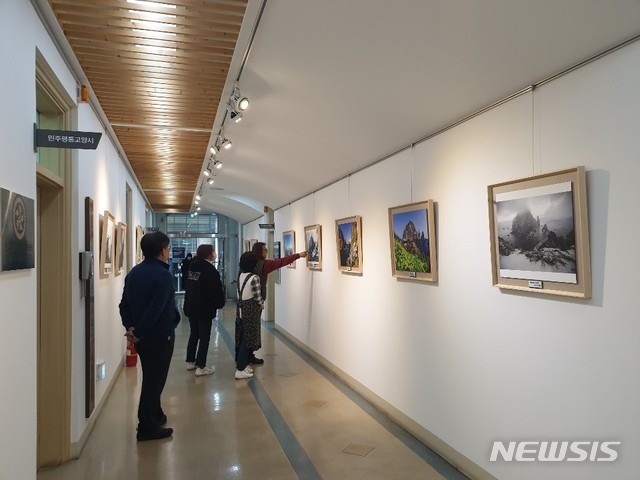 [포항=뉴시스] 강진구 기자 =경상북도 출연기관인 (재)독도재단(이사장 이재업)은 일본의 역사왜곡을 규탄하고 3·1운동 정신 계승을 위해 2월21일~3월13일까지 경기도 고양시청 갤러리에서 독도자료전을 개최한다고 21일 밝혔다.사진은 고양시청 독도 자료전 전경.(사진=독도재단 제공) 2020.02.21. photo@newsis.com