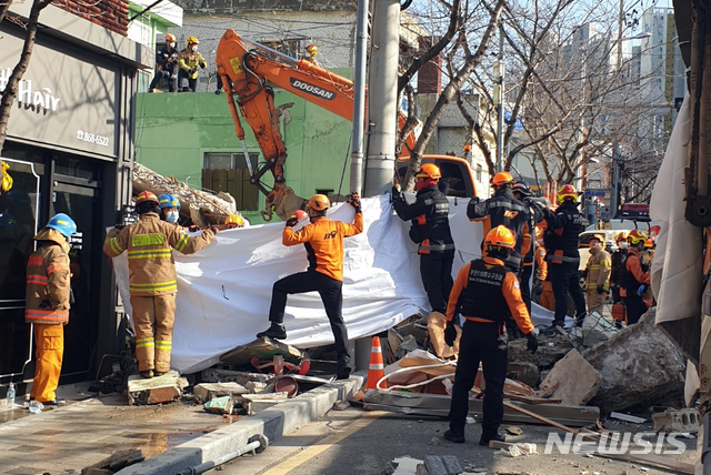 [부산=뉴시스] 21일 부산 연제구의 한 2층짜리 단독주택에서 리모델링 공사작업 중 건물이 붕괴되는 사고가 발생, 매몰된 작업자 중 70대 남성 1명이 구조되고 있다. 구조된 이 남성은 숨진 것으로 추정됐다. (사진=부산경찰청 제공). 2020.02.21.    photo@newsis.com