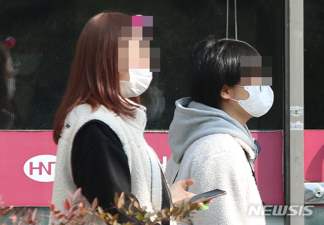 [청주=뉴시스]강신욱 기자 = 21일 충북 청주 시민들이 신종 코로나바이러스 감염증(코로나19) 예방을 위해 마스크를 쓴 채 걷고 있다. 2020.02.21. ksw64@newsis.com 