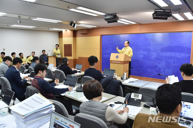 [부산=뉴시스] 오거돈 부산시장이 21일 오후 부산시청에서 신종 코로나바이러스 감염증(코로나19) 확산 방지를 위한 긴급 기자회견을 갖고 있다. (사진=부산시 제공). 2020.02.21.  photo@newsis.com 