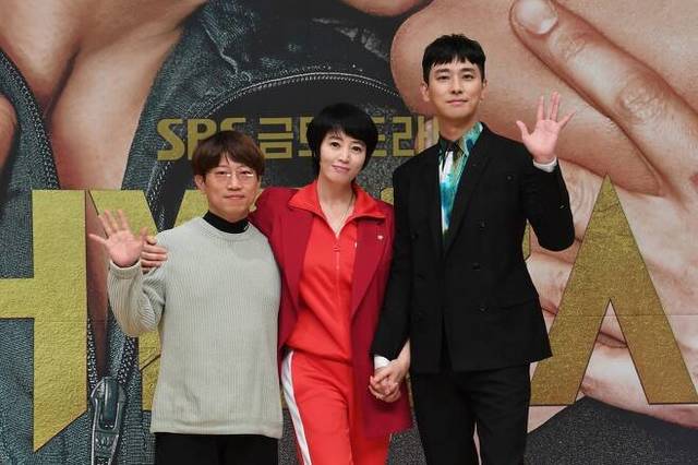 [서울=뉴시스] 왼쪽부터 장태유 PD, 김혜수, 주지훈(사진=SBS 제공) 2020.02.21 photo@newsis.com