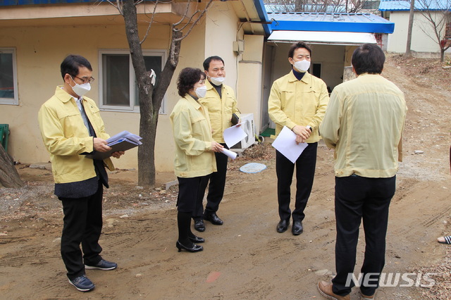 [과천=뉴시스] 박석희 기자 = 김종천 시장 과천 신천지 교회 시설 답사.(사진=과천시 제공)