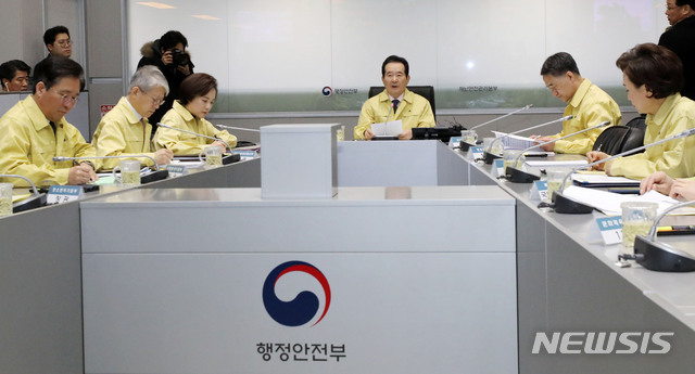 [서울=뉴시스]박미소 기자 = 정세균 국무총리가 21일 오전 서울 종로구 정부서울청사에서 열린 '신종 코로나 바이러스 감염증(코로나19) 대응 확대 중앙사고수습본부 회의'에서 모두발언을 하고 있다. 2020.02.21. misocamera@newsis.com