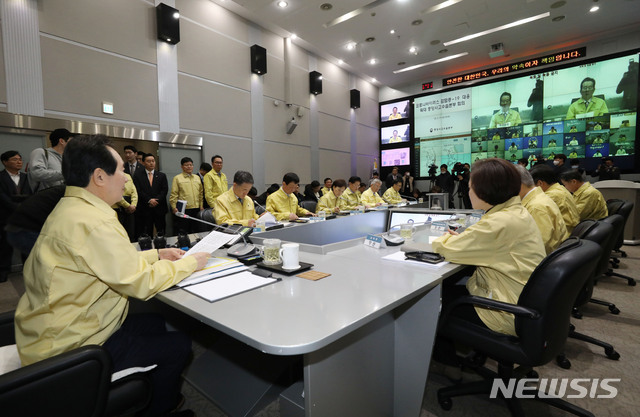 [서울=뉴시스]박미소 기자 = 정세균 국무총리가 21일 오전 서울 종로구 정부서울청사에서 열린 '신종 코로나 바이러스 감염증(코로나19) 대응 확대 중앙사고수습본부 회의'에서 모두발언을 하고 있다. 2020.02.21.&nbsp; misocamera@newsis.com