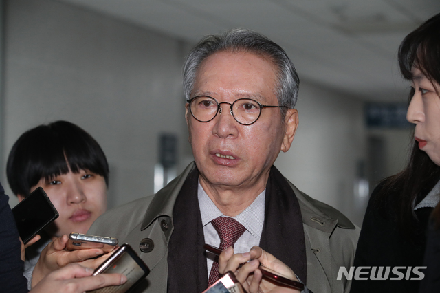 [서울=뉴시스]김명원 기자 = 김형오 미래통합당 공천관리위원장이 21일 오전 서울 여의도 국회 의원회관에서 열린 공천관리위원회 회의에 참석하며 기자들의 질문에 답변하고 있다. 2020.02.21. kmx1105@newsis.com