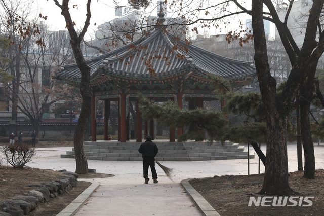 [서울=뉴시스] 박민석 기자 = 공원 관계자가 21일 오전 신종 코로나바이러스 감염증(코로나19) 예방을 위해 운영을 중단한 서울 종로구 탑골공원을 청소하고 있다. 2020.02.21. mspark@newsis.com