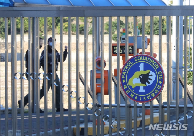 [제주=뉴시스]우장호 기자 = 대구에 휴가를 다녀온 군인 A(22) 병사가 코로나19 확진 판정을 받은 가운데 21일 오전 확진 환자가 발생한 제주 해군 제615비행대대에 긴장감이 감돌고 있다. 2020.02.21.&nbsp; woo1223@newsis.com 