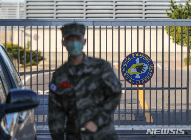 [제주=뉴시스]우장호 기자 = 대구에 휴가를 다녀온 군인 A(22) 병사가 코로나19 확진 판정을 받은 가운데 21일 오전 확진 환자가 발생한 제주 해군 제615비행대대에 긴장감이 감돌고 있다. 2020.02.21. woo1223@newsis.com