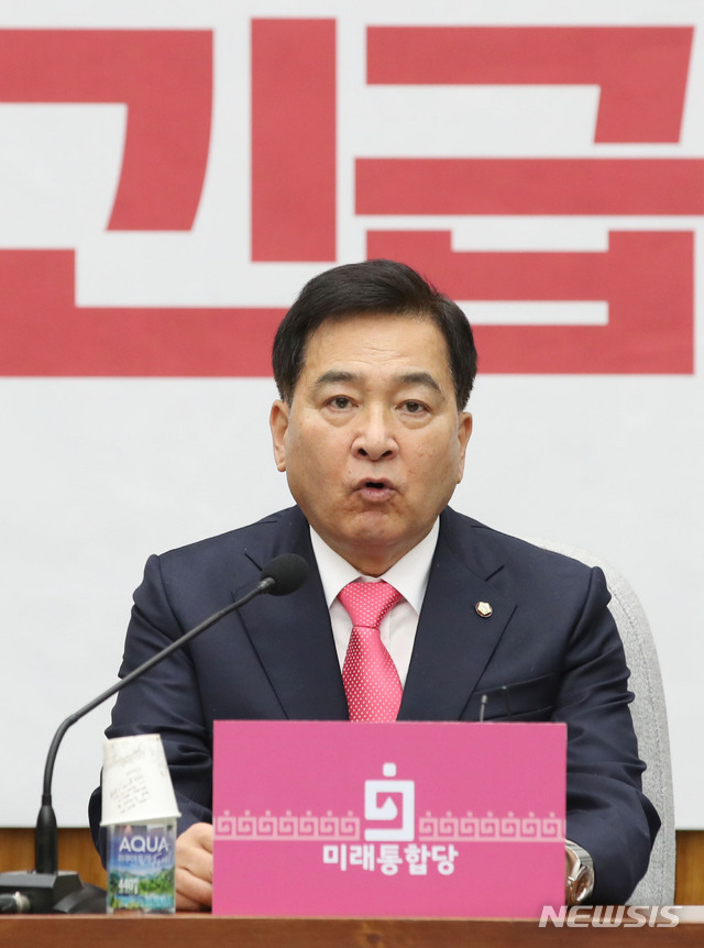 [서울=뉴시스] 김진아 기자 = 심재철 미래통합당 원내대표가 21일 서울 여의도 국회에서 열린 신종 코로나바이러스 감염증(코로나19) 긴급회의에서 발언을 하고 있다. 2020.02.21. bluesoda@newsis.com