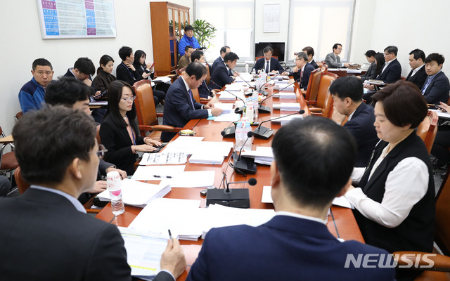 [서울=뉴시스] 김진아 기자 = 유동수 정무위 법안심사1소위원장이 24일 서울 여의도 국회에서 정무위원회 법안심사 제1소위원회를 주재하고 있다. 2020.02.21. bluesoda@newsis.com