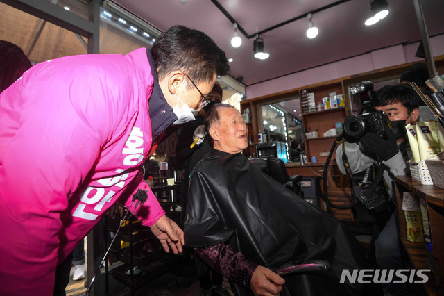 [서울=뉴시스]김병문 기자 = 황교안 미래통합당 대표가 21일 서울 종로구 탑골공원 인근 이발소를 방문해 이용객과 대화하고 있다. 2020.02.21.   photo@newsis.com