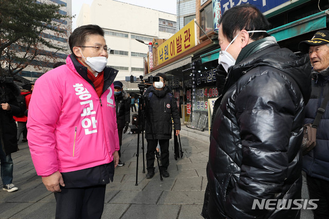 [서울=뉴시스]김병문 기자 = 4·15 총선에서 ‘정치 1번지’ 종로에 출사표를 던진 황교안 미래통합당 대표가 21일 오전 서울 종로구 낙원동 일대를 찾아 지역 주민들에게 인사하고 있다. 2020.02.21. photo@newsis.com