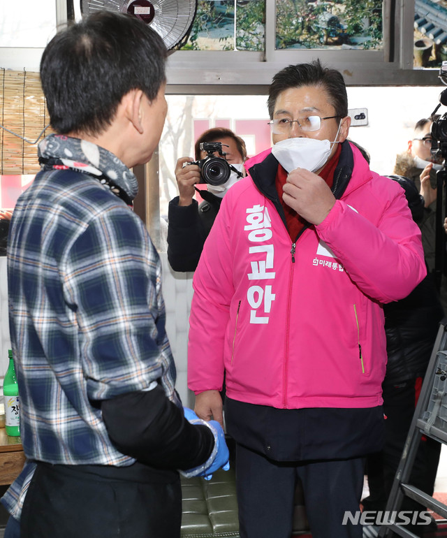 [서울=뉴시스]김병문 기자 = 4·15 총선에서 ‘정치 1번지’ 종로에 출사표를 던진 황교안 미래통합당 대표가 지난 21일 오전 서울 종로구 낙원동 일대를 찾아 상인들과 대화 나누고 있다. 2020.02.21. photo@newsis.com