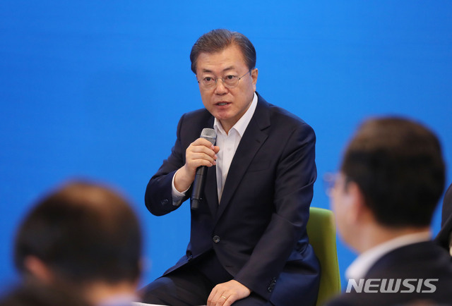 [서울=뉴시스]배훈식 기자 = 문재인 대통령이 21일 서울 양천구 행복한백화점에서 열린 코로나19 대응 내수·소비업계 간담회에 참석해 발언하고 있다. 2020.02.21. dahora83@newsis.com