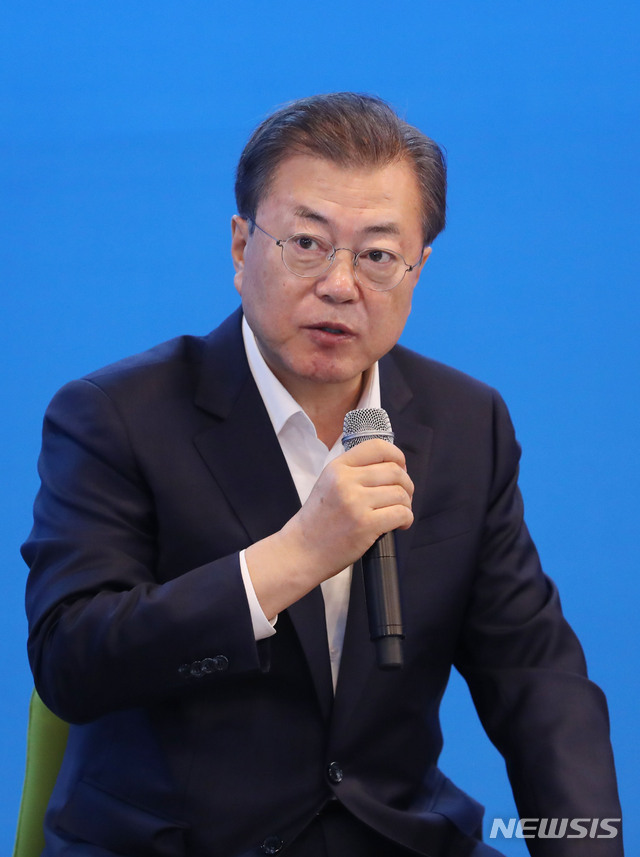 [서울=뉴시스]배훈식 기자 = 문재인 대통령이 21일 서울 양천구 행복한백화점에서 열린 코로나19 대응 내수·소비업계 간담회에 참석해 발언하고 있다. 2020.02.21.&nbsp; dahora83@newsis.com