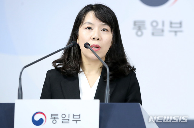 [서울=뉴시스]박미소 기자 = 통일부 조혜실 부대변인이 21일 오전 서울 종로구 정부서울청사 합동브리핑실에서 정례브리핑을 하고 있다. 2020.02.21.  misocamera@newsis.com