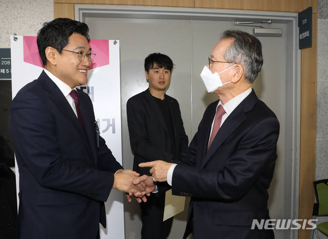 [서울=뉴시스]김명원 기자 = 김형오 미래통합당 공천관리위원장이 21일 오전 서울 여의도 국회 의원회관에서 열린 공천관리위원회 총선 출마 후보자 면접중 잠시 밖으로 나서다 면접 대기중이던 오신환 미래통합당 의원을 만나 인사하고 있다. 2020.02.21. kmx1105@newsis.com