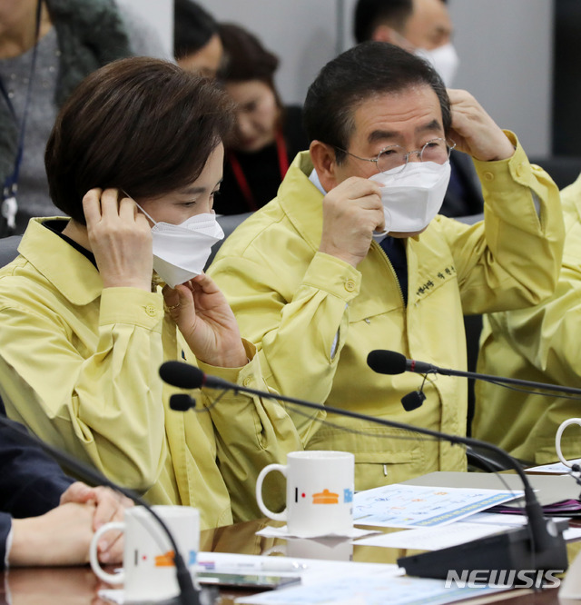 [서울=뉴시스] 고범준 기자 = 유은혜 사회부총리 겸 교육부장관과 박원순 서울시장이 21일 오전 서울 중구 서울시청 기획상황실에서 열린 '중국 유학생 보호·관리 방안' 서울시-교육부 공동 간담회에 참석해 마스크를 쓰고 있다. 2020.02.21.&nbsp; bjko@newsis.com