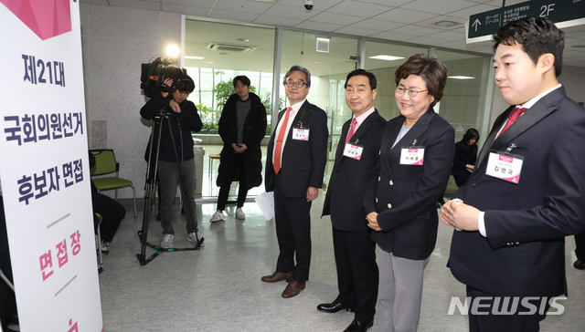 [서울=뉴시스]김명원 기자 = 미래통합당 공천관리위 공천신청자 면접이 이어지는 21일 오전 서울 여의도 국회 의원회관에서 서울 서초갑 김영국·이혜훈·전옥현·조소현 후보자가 면접 대기하고 있다. 2020.02.21. kmx1105@newsis.com