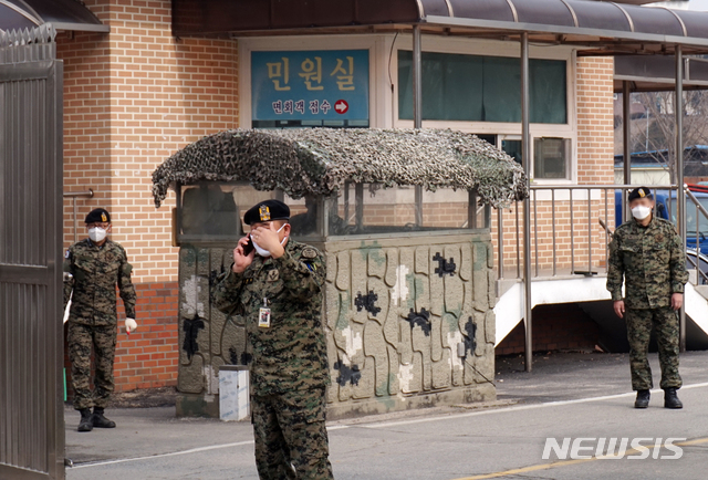 [증평=뉴시스] 김재광 기자 = 충북 증평군 모 부대 소속 A대위(31)가 21일 신종 코로나바이러스 감염증(코로나19) 확진자로 판명된 가운데, 부대 앞 정문 초소에 군인들이 마스크를 착용한 채 근무를 하고 있다. 2020.02.21. kipoi@newsis.com