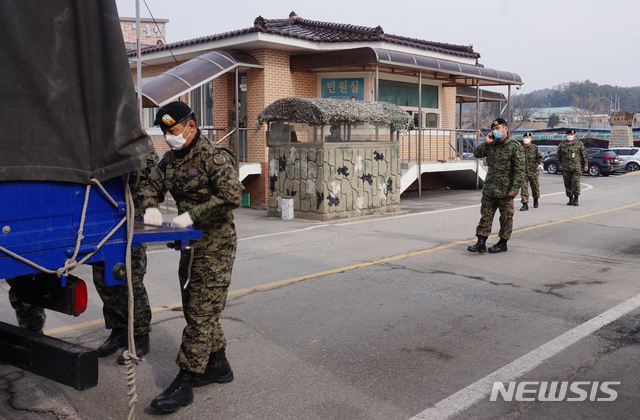 [증평=뉴시스] 충북 증평군 모 부대에서 신종 코로나바이러스 감염증(코로나19) 확진자가 발생한 가운데, 부대 앞 정문 초소에 군인들이 마스크를 착용한 채 물품을 내리고 있다. 사진은 기사와 무관. (사진=뉴시스DB) photo@newsis.com 