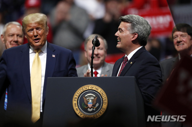 [콜로라도스프링스=AP/뉴시스]2월20일(현지시간) 미국 콜로라도주 콜로라도스프링스에서 열린 도널드 트럼프 미국 대통령(왼쪽) 유세 행사에 코리 가드너 공화당 상원의원(오른쪽)이 함께한 모습. 상원 외교위 동아시아태평양 소위원장인 가드너 의원은 22일 한국으로부터 10만회 검사가 가능한 분량의 신종 코로나바이러스 감염증(코로나19) 진단 키트를 확보했다고 밝혔다. 2020.04.23.