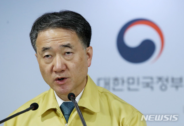 [서울=뉴시스]박미소 기자 = 박능후 중앙사고수습본부장(보건복지부 장관)이 21일 오전 서울 종로구 정부서울청사에서 신종 코로나 바이러스 감염증(코로나19) 확대 중앙사고수습본부 회의 결과를 브리핑하고 있다. 2020.02.21.&nbsp; misocamera@newsis.com