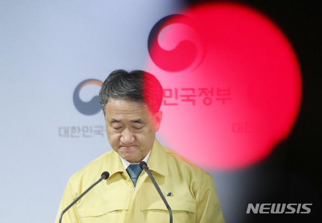 [서울=뉴시스]박미소 기자 = 박능후 중앙사고수습본부장(보건복지부 장관)이 21일 오전 서울 종로구 정부서울청사에서 열린 신종 코로나 바이러스 감염증(코로나19) 확대 중앙사고수습본부 회의 결과 브리핑에서 생각에 잠겨 있다. 2020.02.21.&nbsp; misocamera@newsis.com