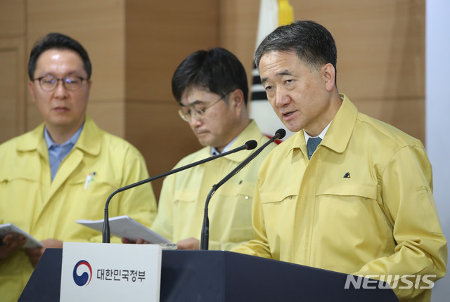 [서울=뉴시스]박미소 기자 = 박능후 중앙사고수습본부장(보건복지부 장관)이 21일 오전 서울 종로구 정부서울청사에서 신종 코로나 바이러스 감염증(코로나19) 확대 중앙사고수습본부 회의 결과를 브리핑한 후 취재진의 질문에 답하고 있다. 2020.02.21. misocamera@newsis.com