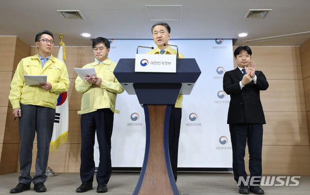 [서울=뉴시스]박미소 기자 = 박능후 중앙사고수습본부장(보건복지부 장관)이 21일 오전 서울 종로구 정부서울청사에서 신종 코로나 바이러스 감염증(코로나19) 확대 중앙사고수습본부 회의 결과를 브리핑한 후 취재진의 질문에 답하고 있다. 2020.02.21. misocamera@newsis.com