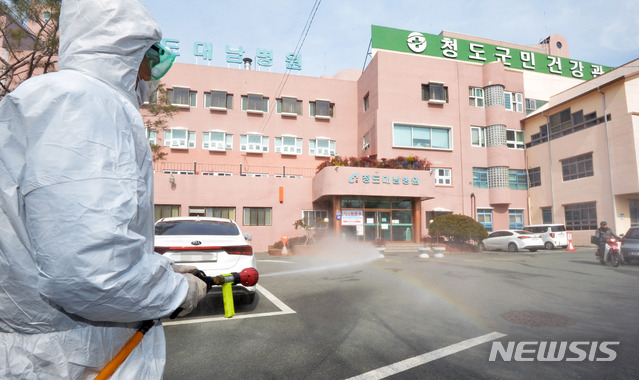 [청도=뉴시스] 이무열 기자 = 신종 코로나바이러스 감염증(코로나19)으로 국내 첫 사망자가 발생한 경북 청도군 대남병원을&nbsp; 21일 오후 질병관리본부 관계자들이 방역작업을 하고 있다. 2020.02.21.&nbsp; lmy@newsis.com