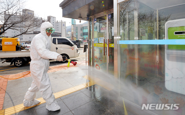 [청도=뉴시스] 이무열 기자 = 신종 코로나바이러스 감염증(코로나19)으로 국내 첫 사망자가 발생한 경북 청도군 대남병원을 21일 오후 질병관리본부 관계자들이 방역작업을 하고 있다. 2020.02.21.lmy@newsis.com